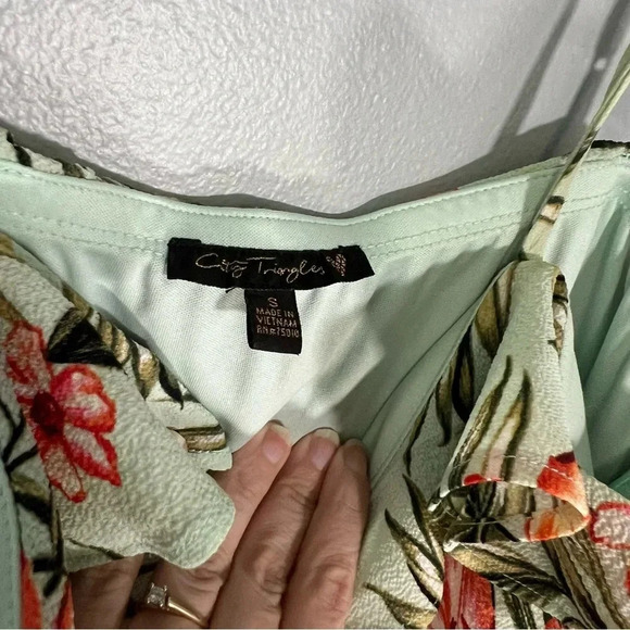 Green Floral Romper Junior’s Size Small Lined City Triangles Ruffle Neck & Trim - Picture 3 of 8